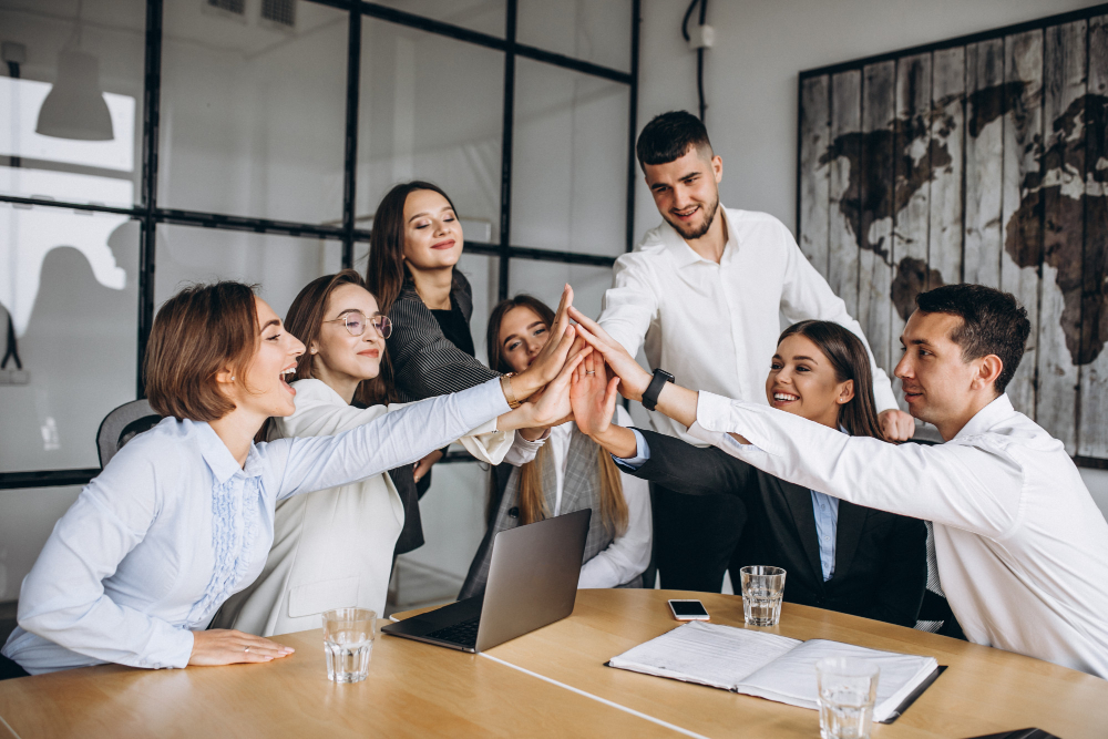 groupe personnes preparant plan affaires dans bureau