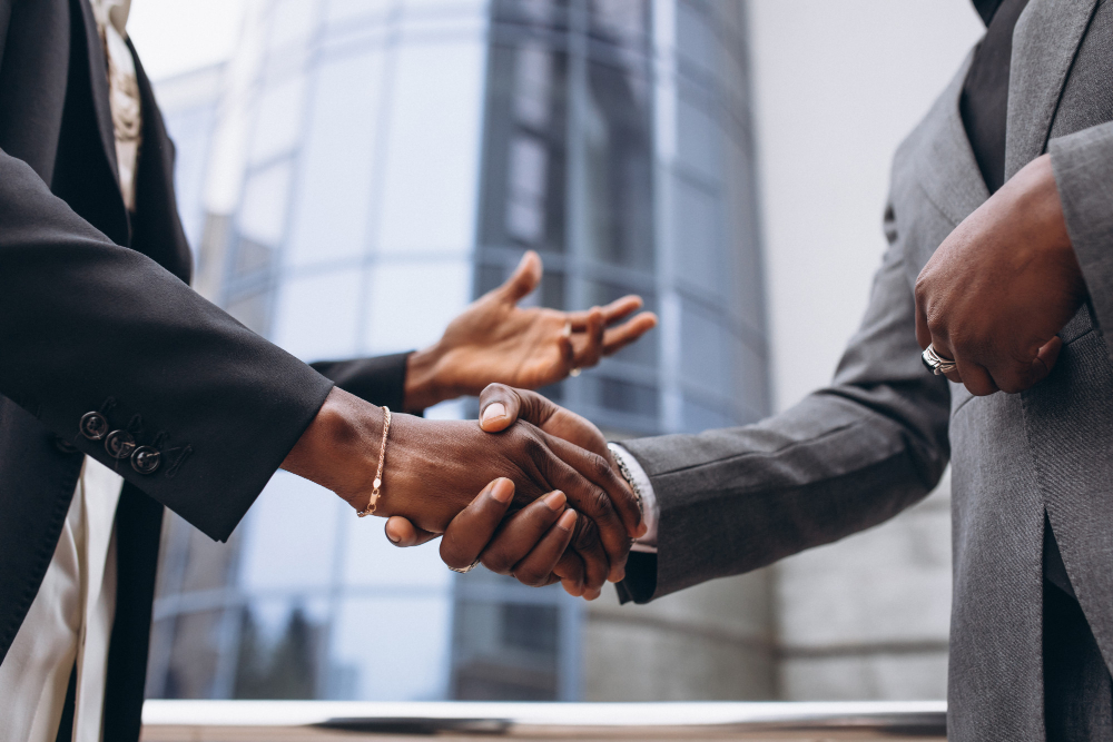 hommes affaires africains se serrant main