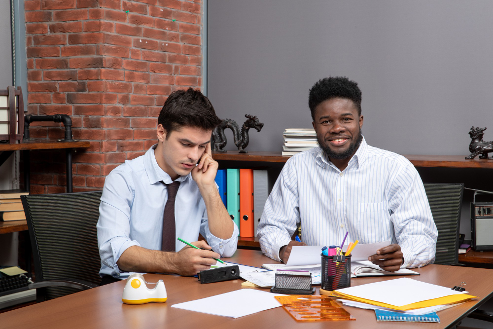 vue face du processus travail equipe collegues ayant negociations commerciales au bureau